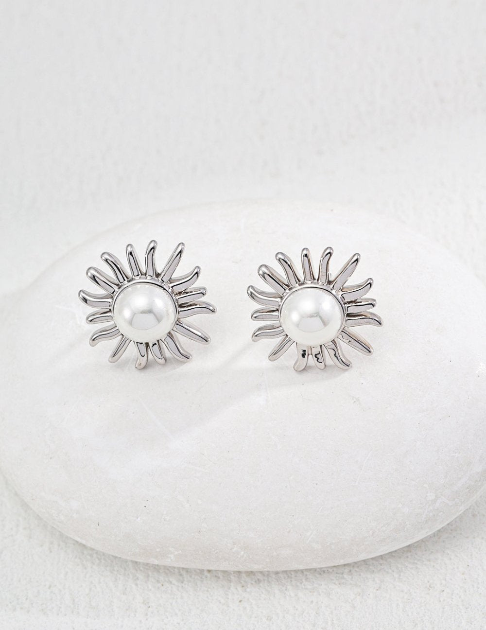 Silver/Gold Pearl Stud Earrings like Sun